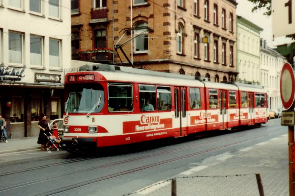 Düsseldorf Zusätzliche Regionlinie U76 mit Gelenkwagen 3029 am Hauptbahnhof (1981)
