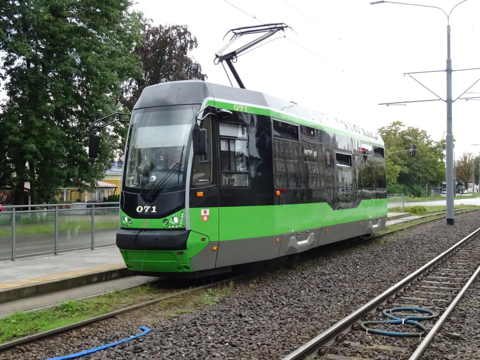 Elbląg Straßenbahnlinie 4 mit Niederflurtriebwagen 071 am Dworzec (2024)