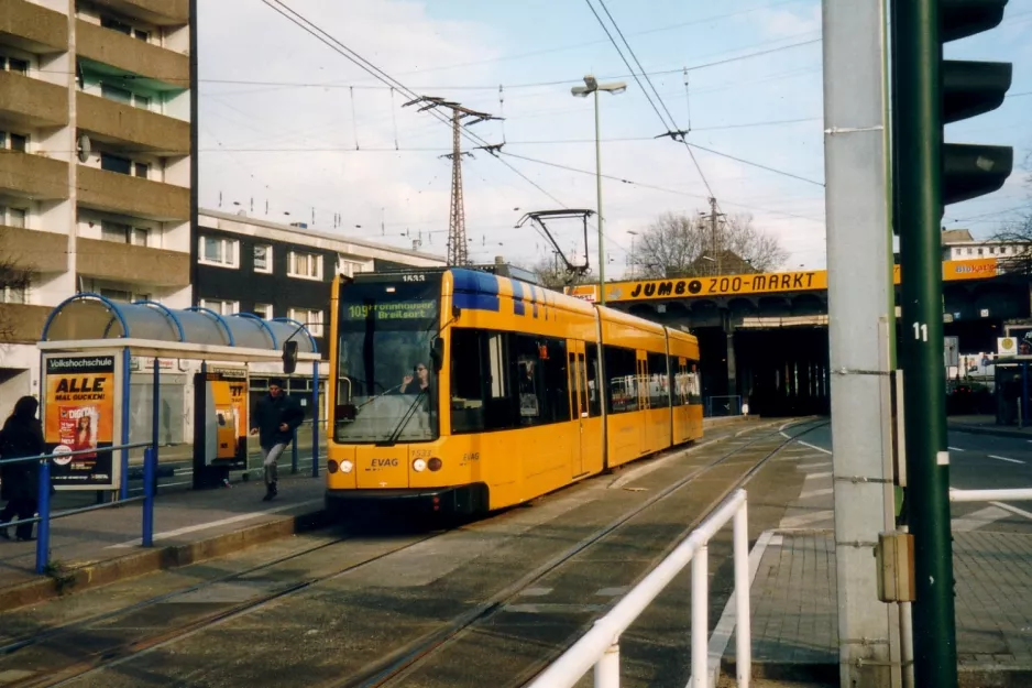 Essen Straßenbahnlinie 109 mit Niederflurgelenkwagen 1533 am Hollestr. (2004)