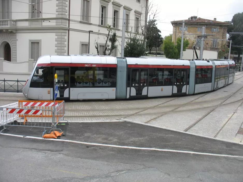 Florenz Straßenbahnlinie T1 mit Niederflurgelenkwagen 1007 am Viale Fratelli Rosselli/Via Iacopo da Diacceto (2010)