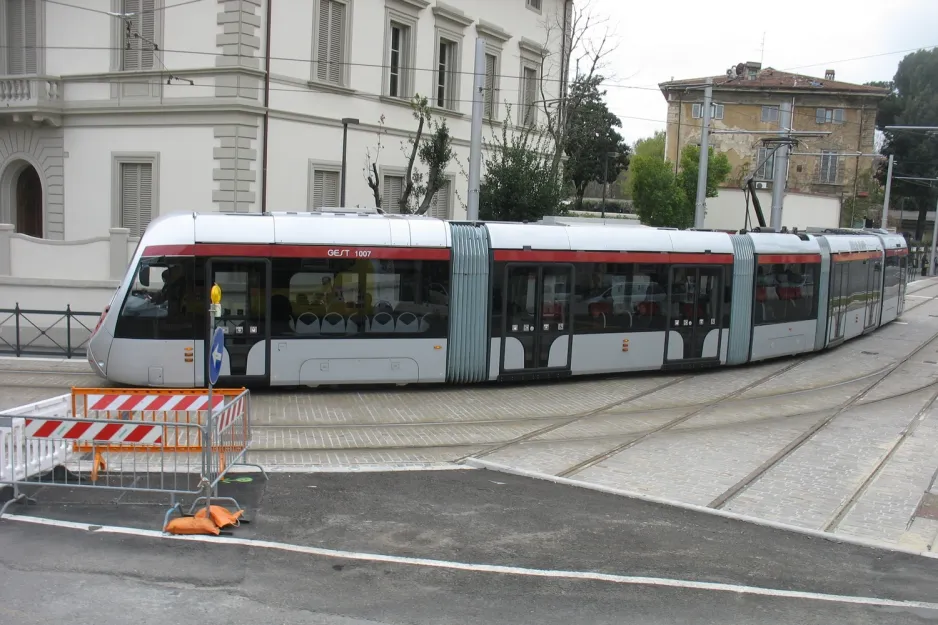 Florenz Straßenbahnlinie T1 mit Niederflurgelenkwagen 1007 nahe bei Via Jacopo da Diacceto (2010)