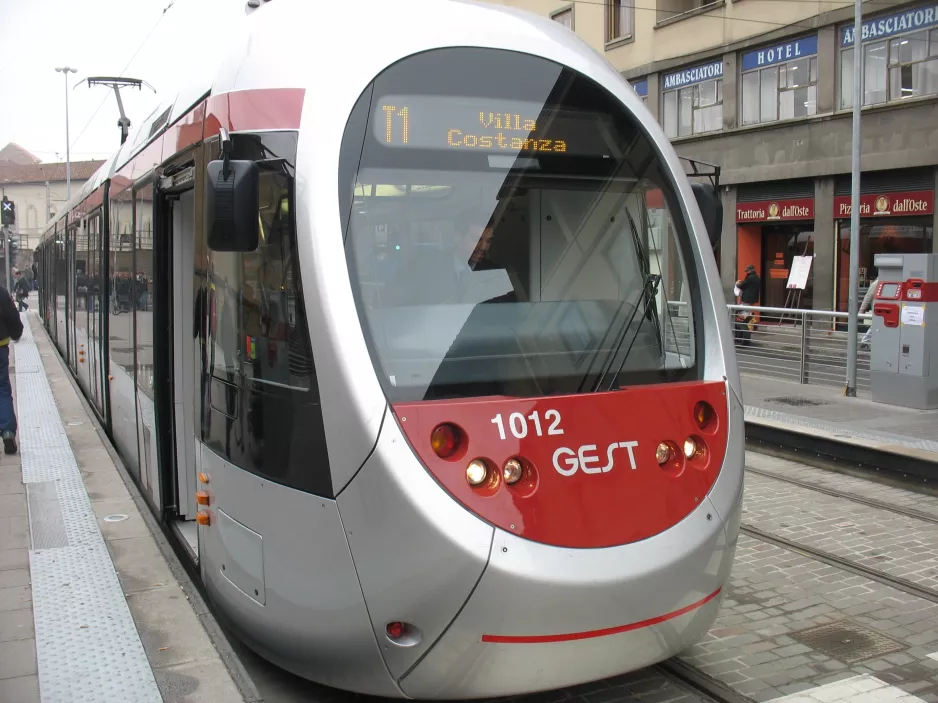 Florenz Straßenbahnlinie T1 mit Niederflurgelenkwagen 1012 vor Alamanni - Stazione (2010)