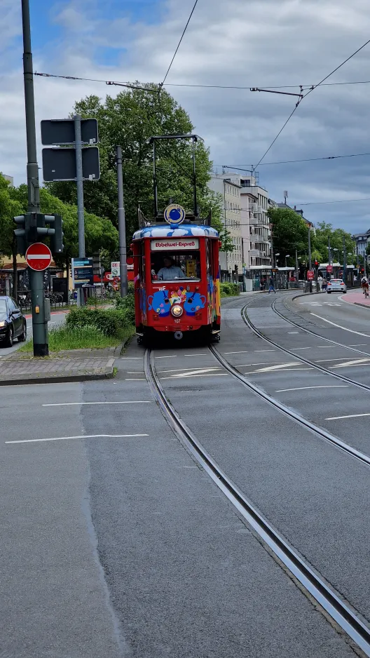 Frankfurt am Main Ebbelwei-Expreß mit Triebwagen 107 nahe bei Allerheiligentor (2024)