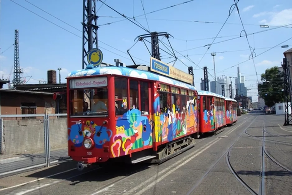 Frankfurt am Main Ebbelwei-Expreß mit Triebwagen 108 nahe bei Heilbronner Str. (2010)