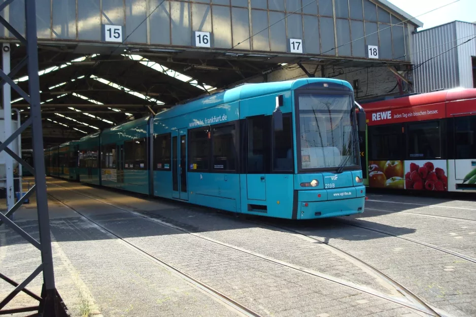 Frankfurt am Main Niederflurgelenkwagen 219 innen Heilbronner Str. (2010)