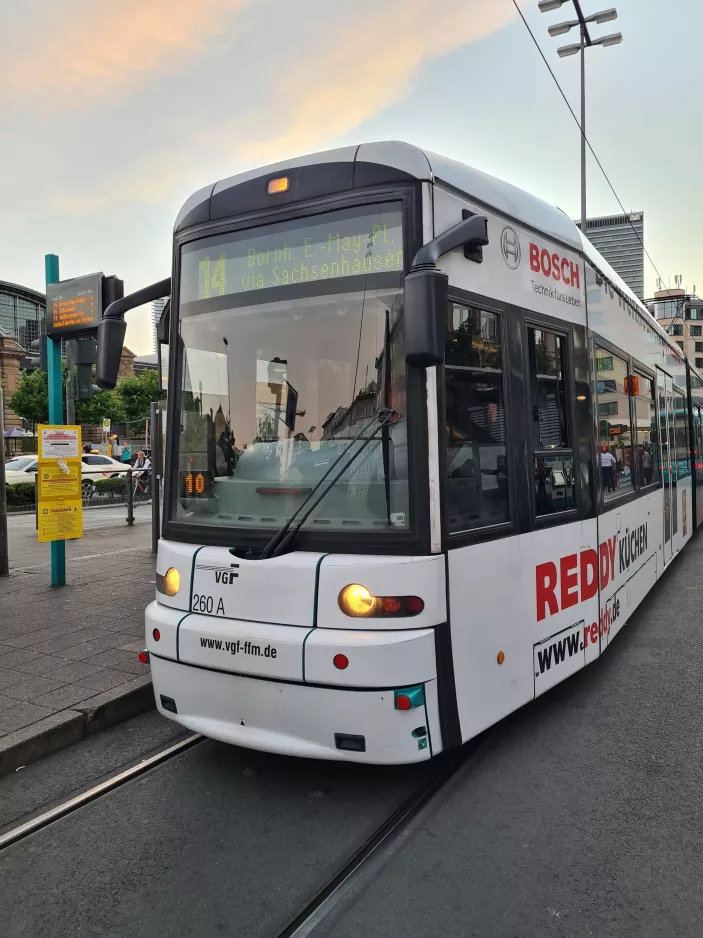 Frankfurt am Main Straßenbahnlinie 14 mit Niederflurgelenkwagen 260, die Vorderseite Hauptbahnhof (2022)