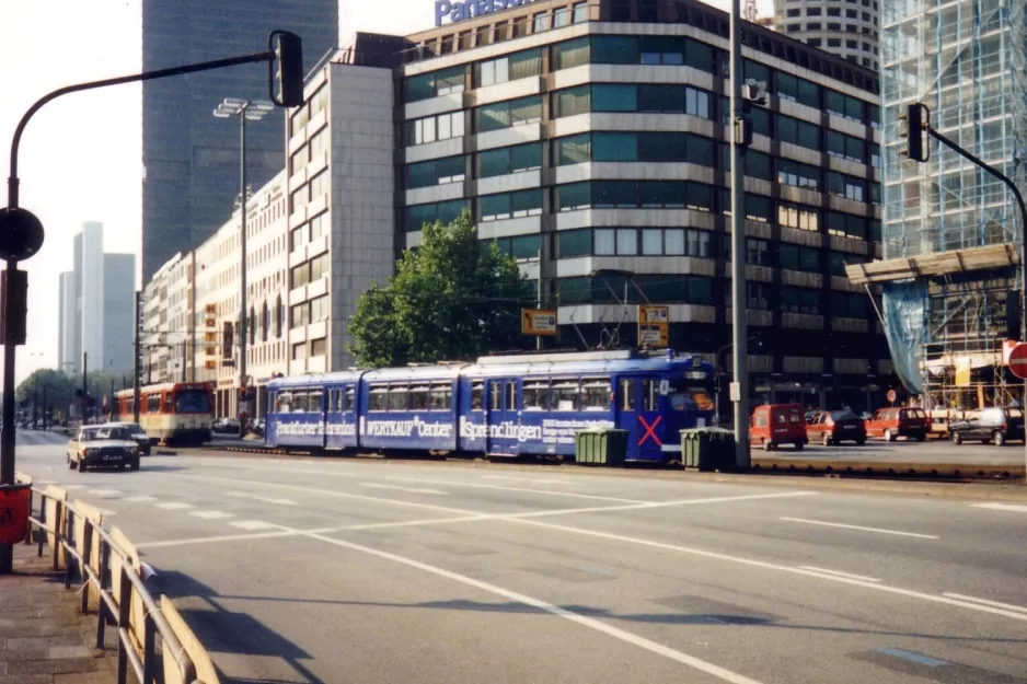 Frankfurt am Main Straßenbahnlinie 16 mit Gelenkwagen 828 auf Düsseldorfer Straße (1991)