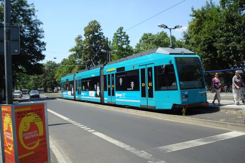 Frankfurt am Main Straßenbahnlinie 16 mit Niederflurgelenkwagen 005 am Offenbach Stadtgrenze (2010)