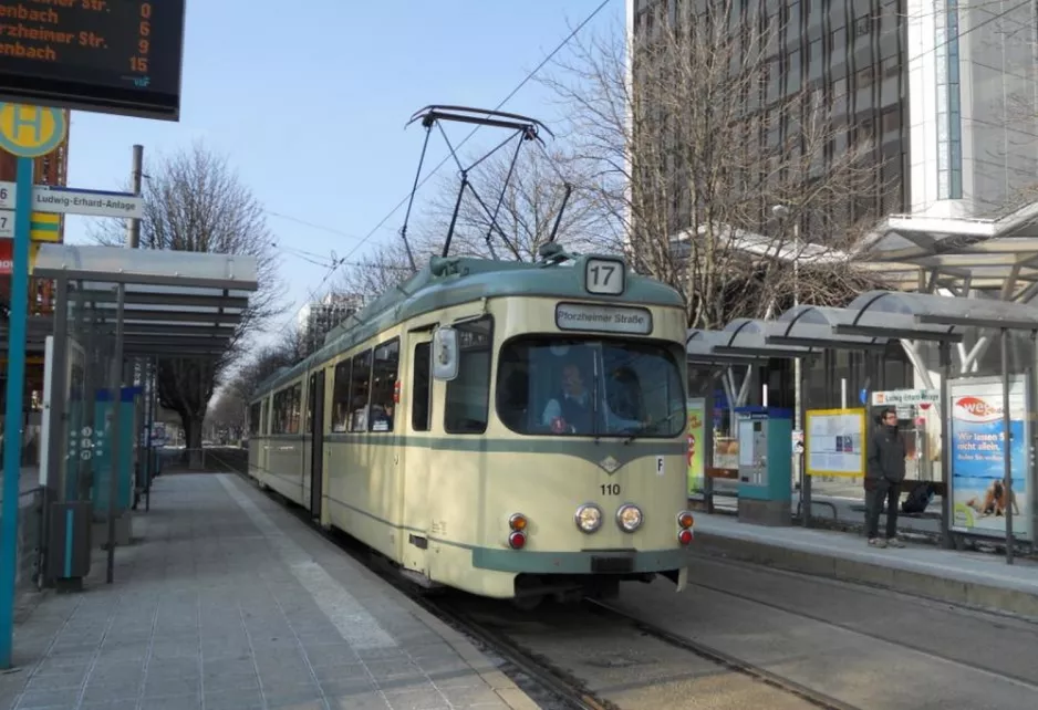 Frankfurt am Main Straßenbahnlinie 17 mit Museumswagen 110 am Ludwig-Erhard-Anlage (2013)