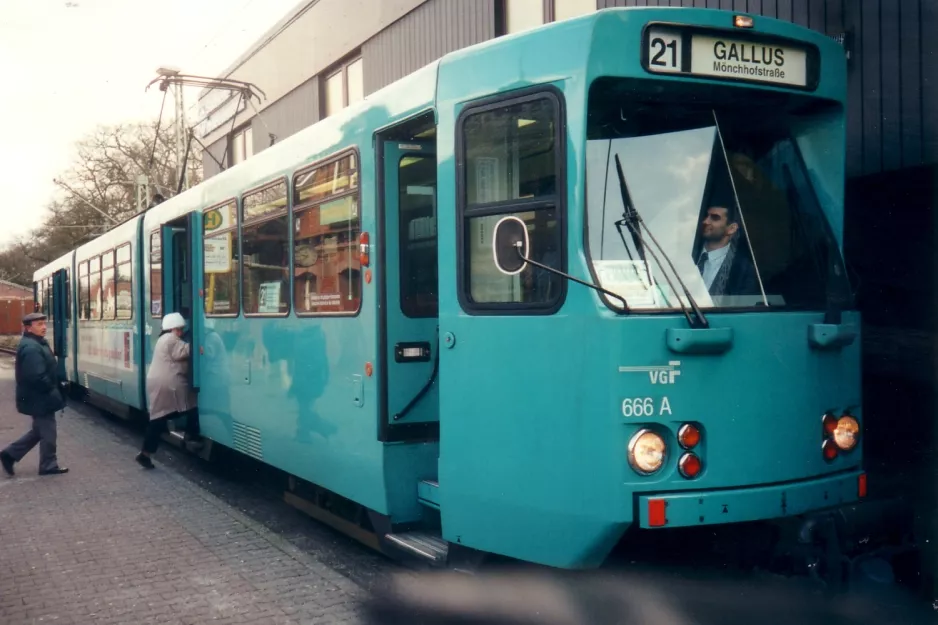 Frankfurt am Main Straßenbahnlinie 21 mit Gelenkwagen 666 am Rheinlandstr. (2000)