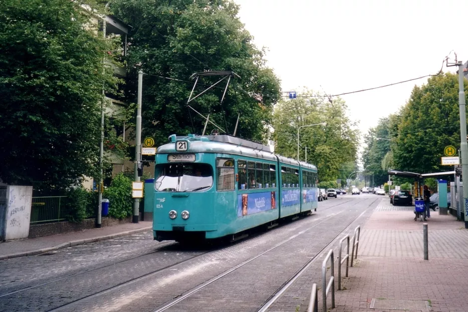 Frankfurt am Main Straßenbahnlinie 21 mit Gelenkwagen 825 am Vogelweidstraße (2003)