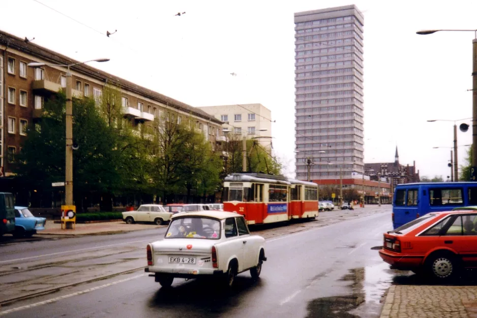Frankfurt (Oder) Straßenbahnlinie 1 mit Triebwagen 32 auf Karl Marx Straße (1991)