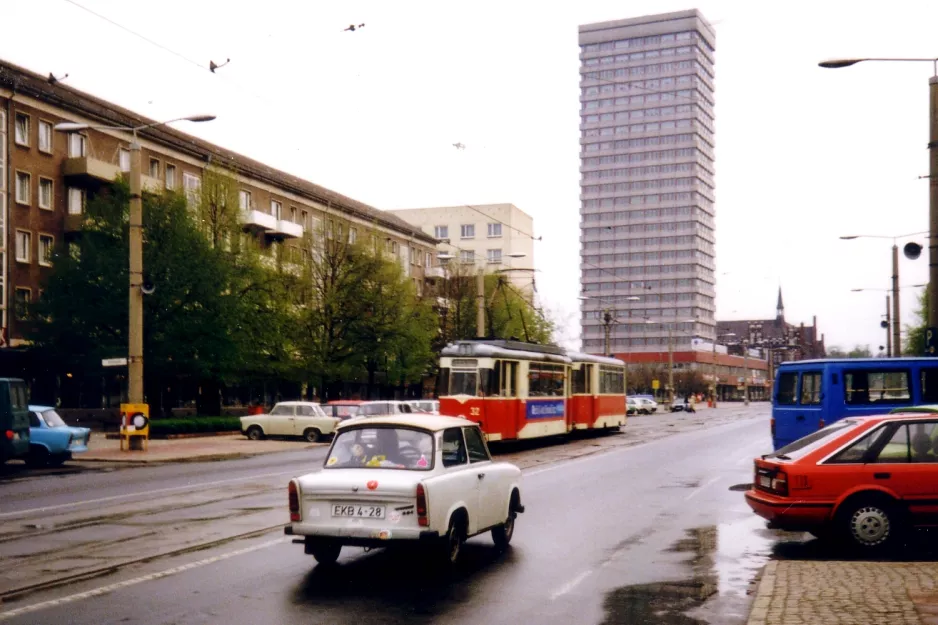 Frankfurt (Oder) Straßenbahnlinie 1 mit Triebwagen 32nah Brunnenplatz (1991)