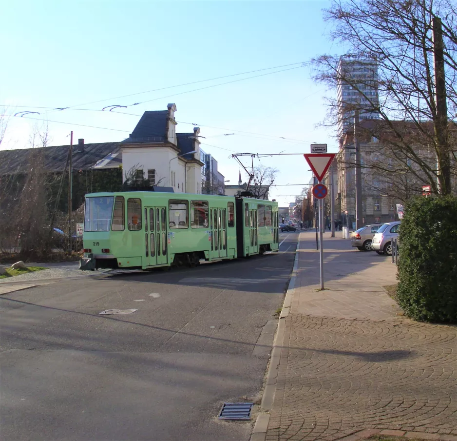 Frankfurt (Oder) Straßenbahnlinie 2 mit Gelenkwagen 219 am Messegelände (2022)