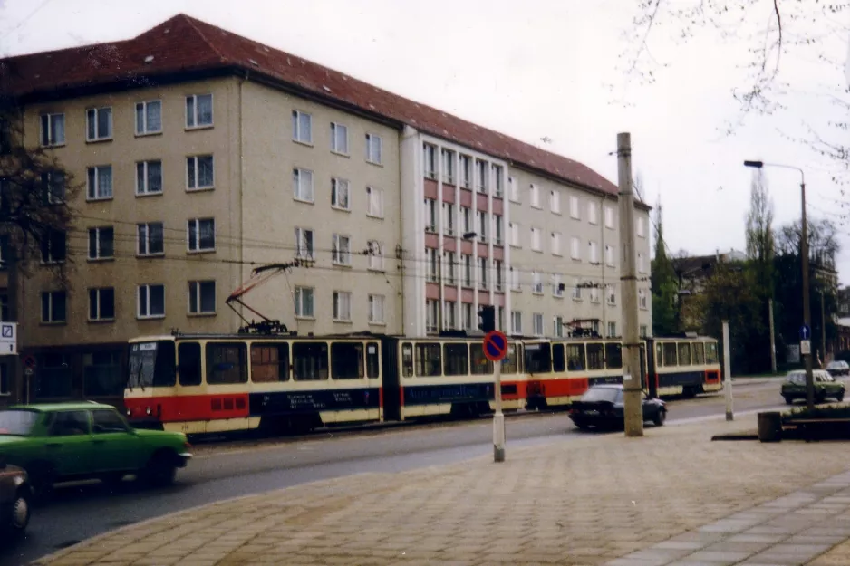 Frankfurt (Oder) Straßenbahnlinie 4 mit Gelenkwagen 216 am Brunnenplatz (1991)