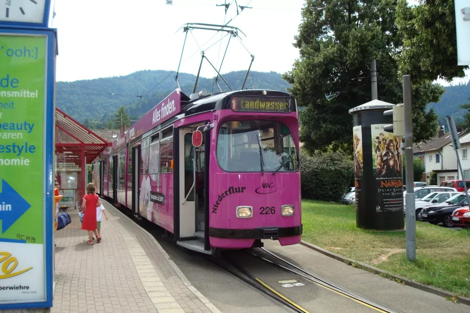 Freiburg im Breisgau Straßenbahnlinie 1 mit Gelenkwagen 226 am Laßbergstr. (2008)