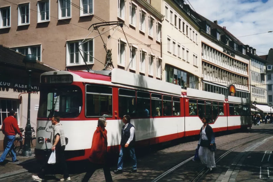 Freiburg im Breisgau Straßenbahnlinie 1 mit Gelenkwagen 227 auf Kaiser-Joseph-Straße (2003)