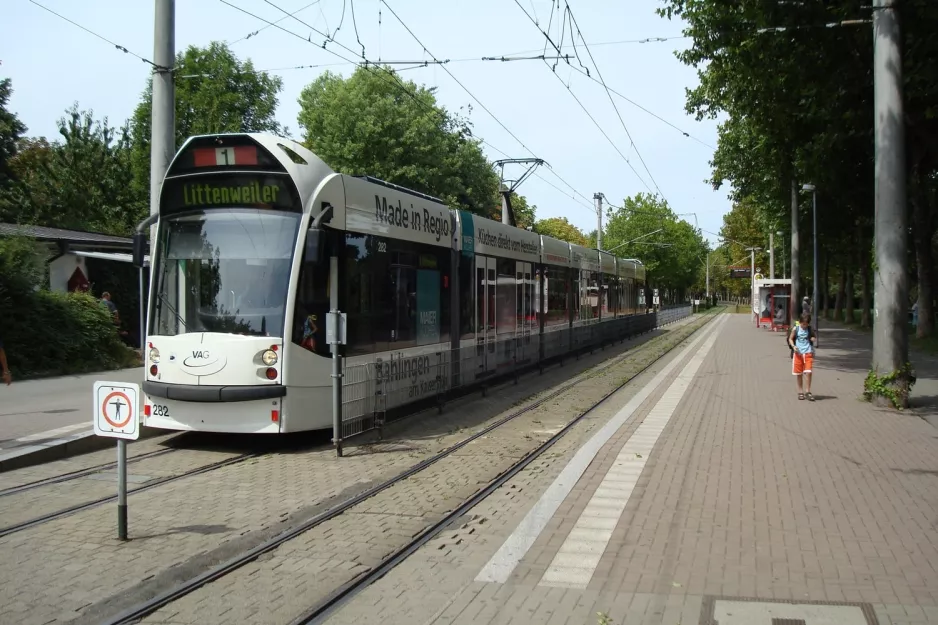 Freiburg im Breisgau Straßenbahnlinie 1 mit Niederflurgelenkwagen 282 am Rathaus im Stühlinger (2008)