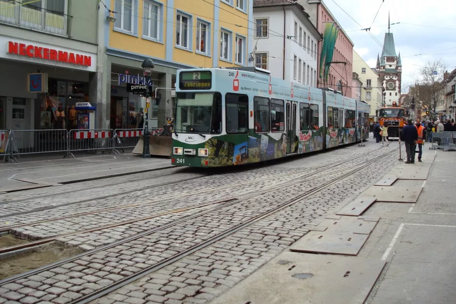 Freiburg im Breisgau Straßenbahnlinie 2 mit Gelenkwagen 241 nahe bei Holzmarkt (2008)