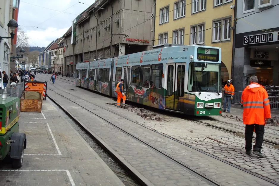 Freiburg im Breisgau Straßenbahnlinie 2 mit Gelenkwagen 241nah Holzmarkt (2008)