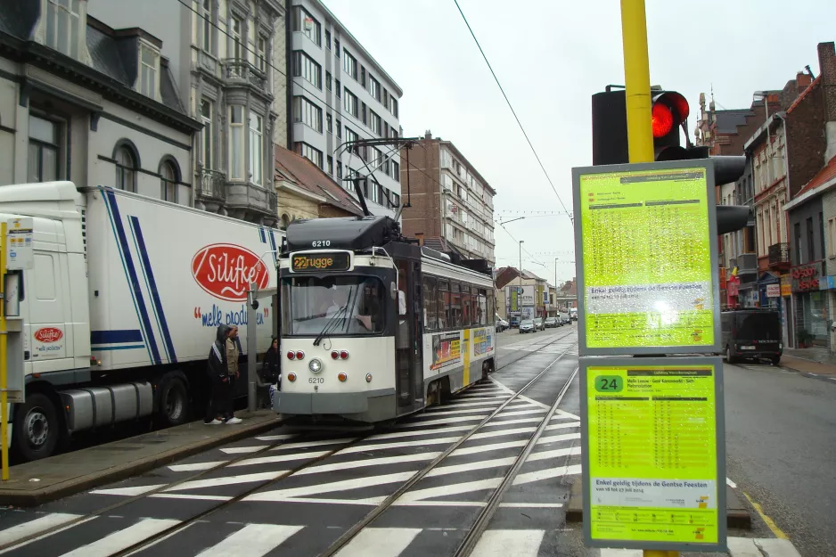 Gent Straßenbahnlinie 22 mit Triebwagen 6210 am Van Lokerenstraat (2014)