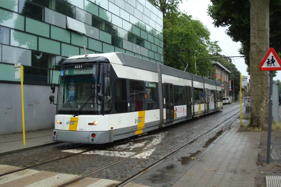 Gent Straßenbahnlinie T4 mit Niederflurgelenkwagen 6331 am Theresianenstraat (2014)