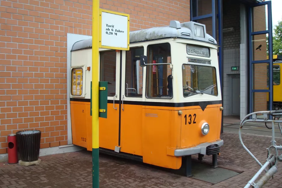 Gera Triebwagen 132 vor Straßenbahnmuseum (2015)