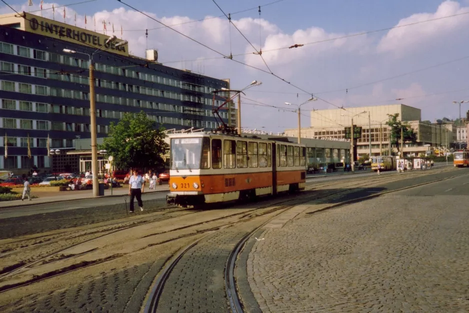 Gera Zusätzliche Linie 2 mit Gelenkwagen 321 auf Straße der Republik (Heinrich Straße) (1990)