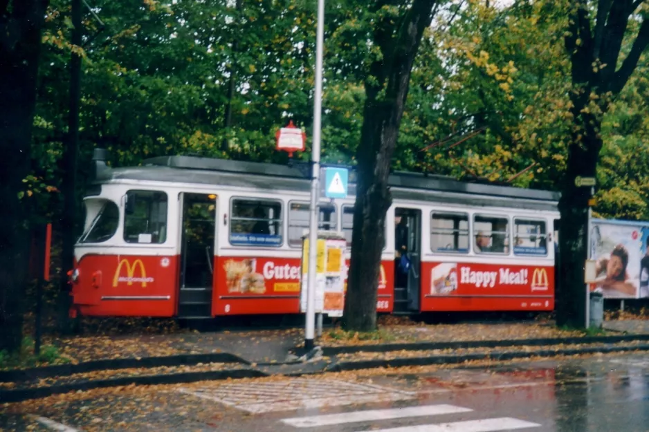 Gmunden Straßenbahnlinie 174 mit Triebwagen 8, Seitenansicht Hauptbahnhof (2004)