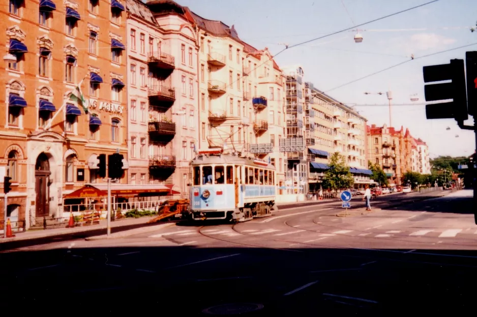Göteborg 12 (Lisebergslinjen) mit Triebwagen 208 in der Kreuzung Engelbreksgaten/Södra Vägen (1995)