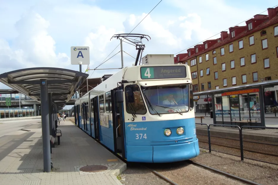 Göteborg Straßenbahnlinie 4 mit Gelenkwagen 374 "Albert Ehrensvärd" am Mölndal (2009)