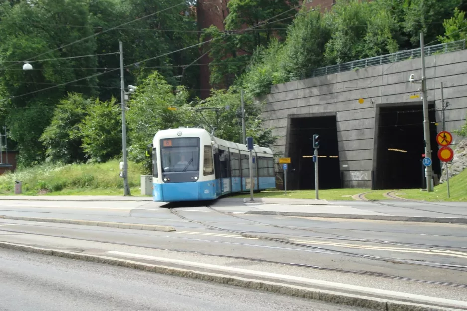 Göteborg Straßenbahnlinie 6 mit Niederflurgelenkwagen 404 "Jens Mattiasson" nahe bei Carlanderska (2012)