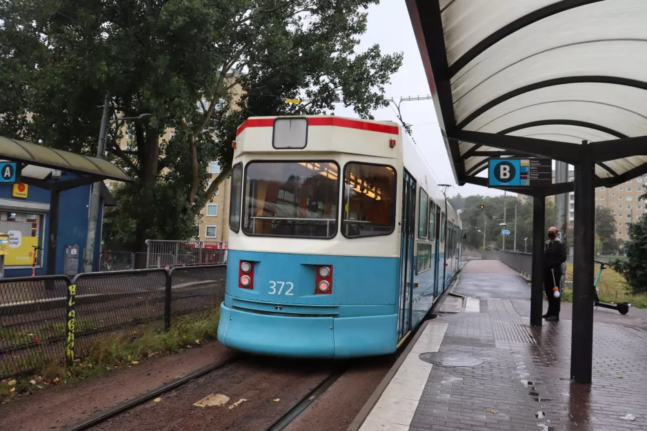 Göteborg Straßenbahnlinie 8 mit Gelenkwagen 372 "Per Nyström" am Marklandsgatan von hinten gesehen (2020)
