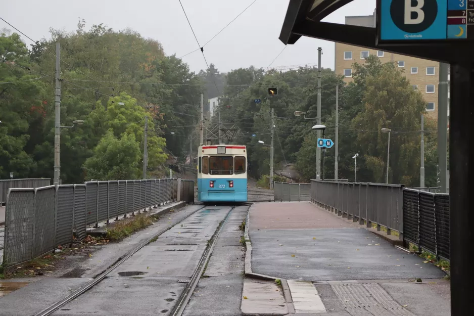 Göteborg Straßenbahnlinie 8 mit Gelenkwagen 372 "Per Nyström" auf Högsboleden (2020)