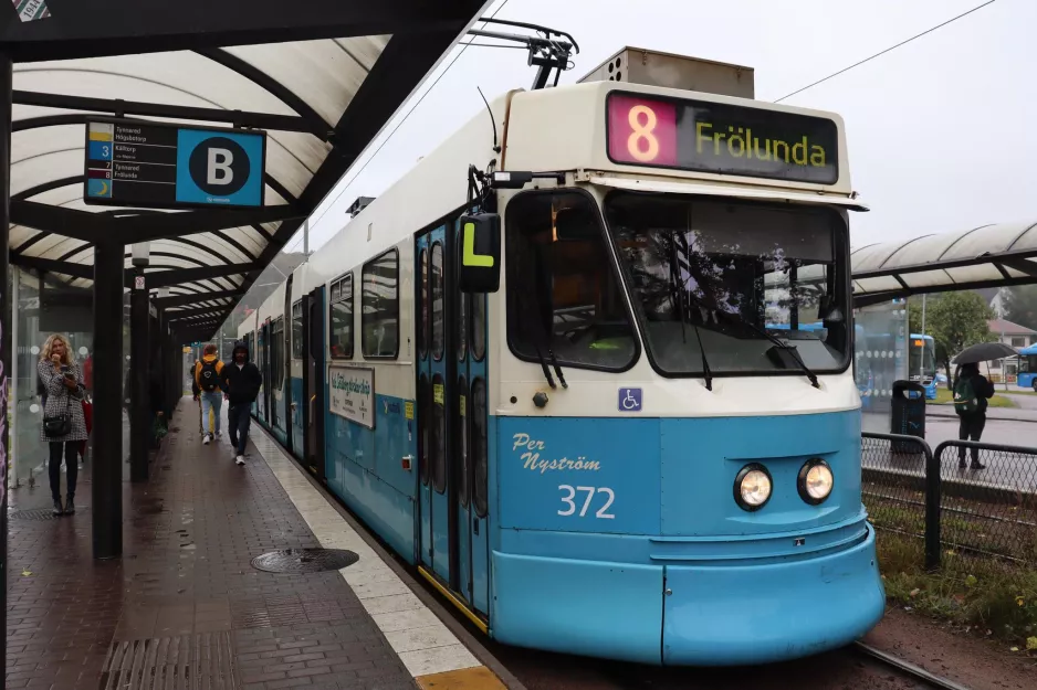 Göteborg Straßenbahnlinie 8 mit Gelenkwagen 372 "Per Nyström", die Vorderseite Marklandsgatan (2020)