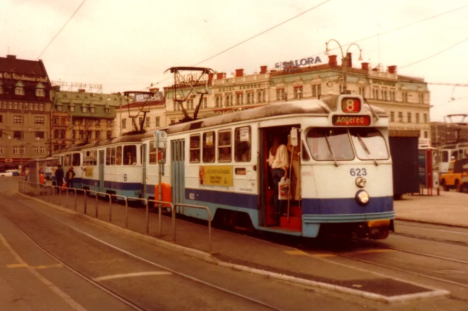 Göteborg Straßenbahnlinie 8 mit Triebwagen 623 am Centralstation Drottningtorget (1980)