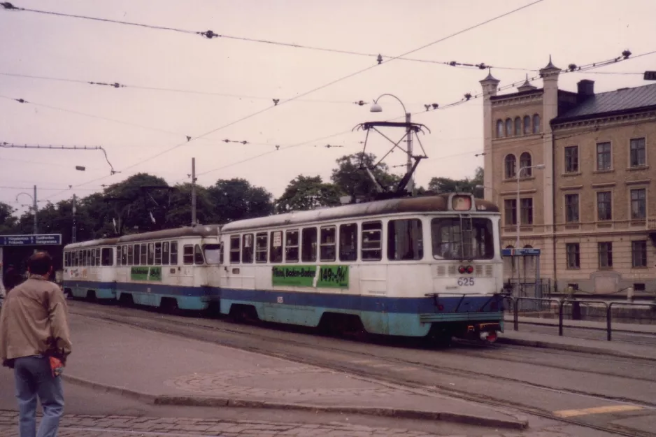Göteborg Straßenbahnlinie 8 mit Triebwagen 625 am Centralstation Drottningtorget (1986)