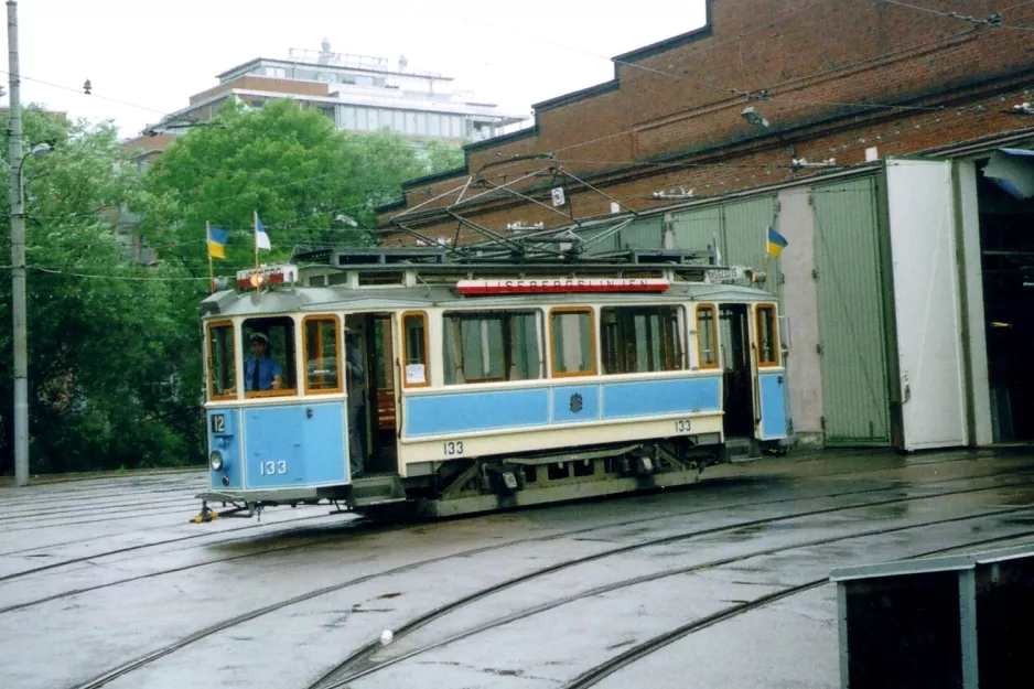 Göteborg Triebwagen 133 vor dem Depot Gårdahallen (2005)