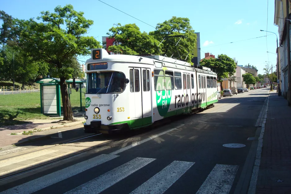 Gorzów Wielkopolski Straßenbahnlinie 2 mit Gelenkwagen 252 am Jancarza (2015)