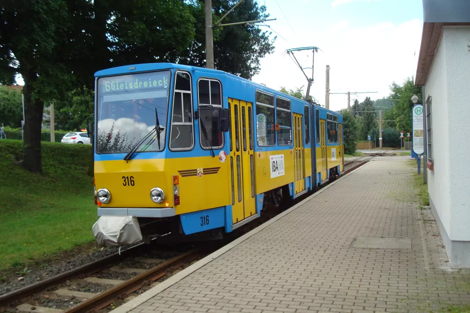Gotha Regionallinie 6 mit Gelenkwagen 316 am Waltershausen Bahnhof (2014)