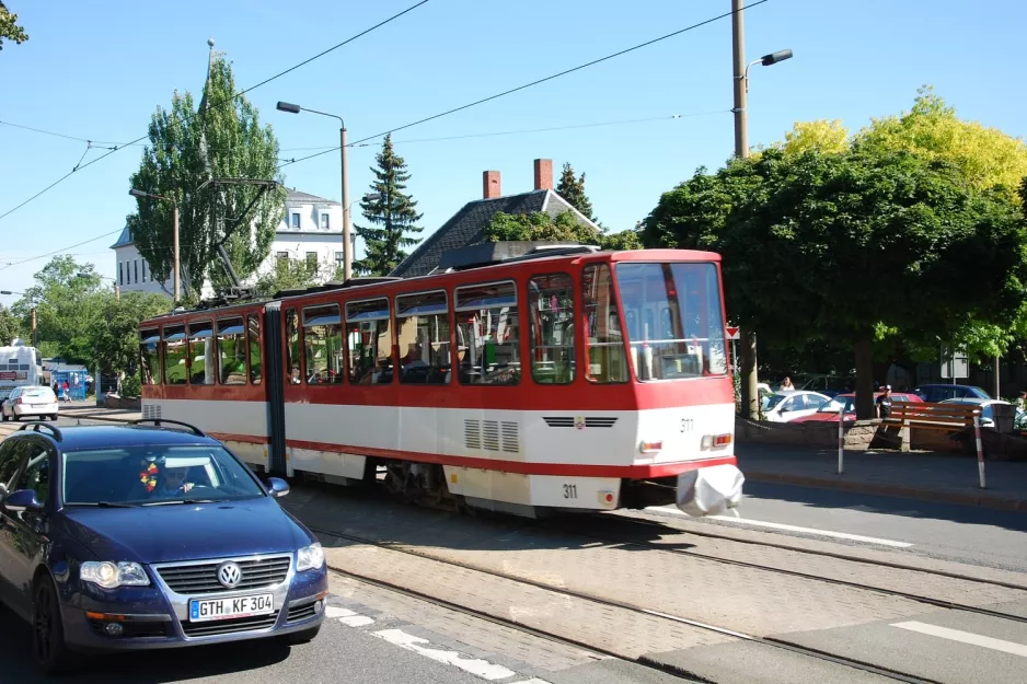 Gotha Straßenbahnlinie 1 mit Gelenkwagen 311 auf Friedrichstraße, von hinten gesehen (2012)