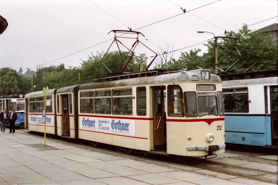 Gotha Straßenbahnlinie 2 mit Gelenkwagen 212 am Hauptbahnhof (1992)