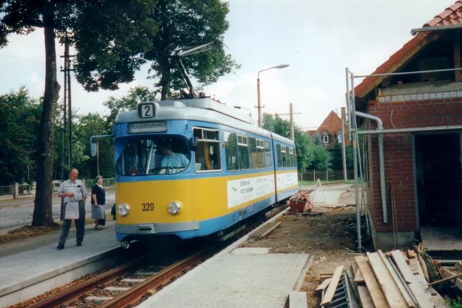 Gotha Straßenbahnlinie 2 mit Gelenkwagen 320 am Ostbahnhof (1998)