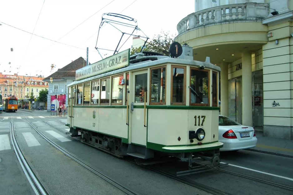 Graz Oldtimer-Straßenbahn mit Triebwagen 117 auf Am Eisernen Tor (2010)