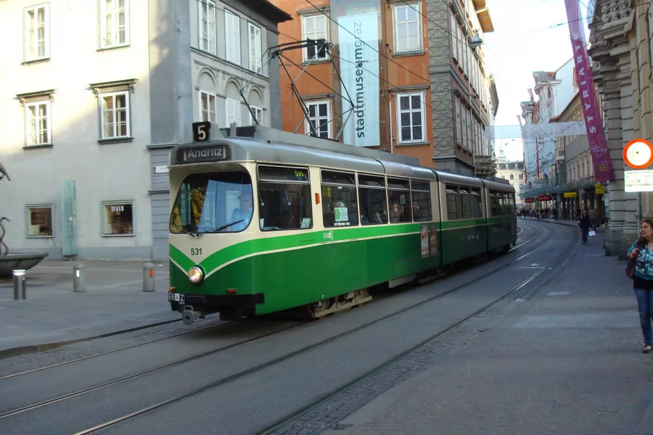 Graz Straßenbahnlinie 5 mit Gelenkwagen 531 am Schlossbergplatz / Murinsel (2012)