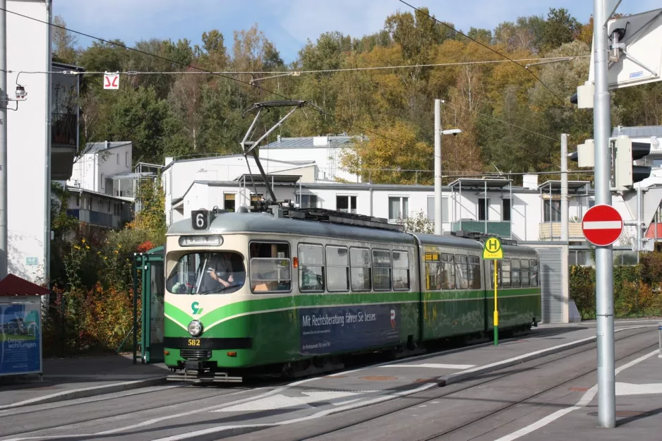 Graz Straßenbahnlinie 6 mit Gelenkwagen 582 am St. Peter (2008)