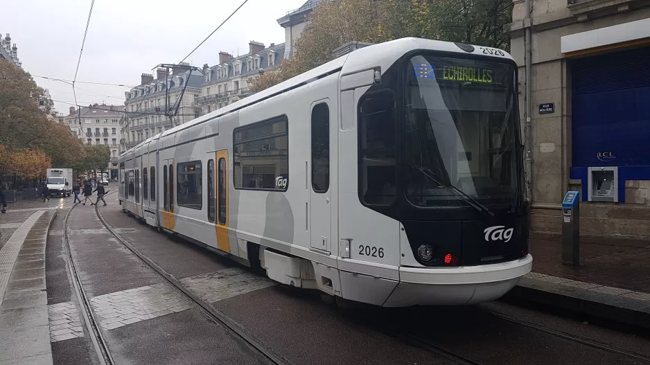 Grenoble Straßenbahnlinie A mit Niederflurgelenkwagen 2026 am Victor Hugo (2018)