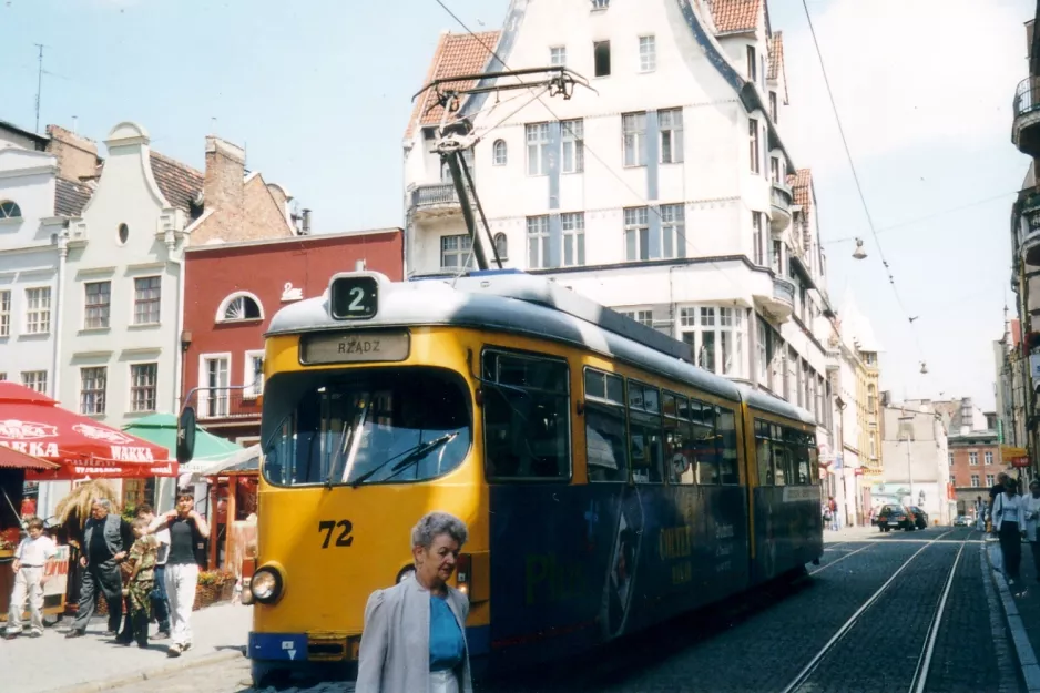 Grudziądz Straßenbahnlinie T2 mit Gelenkwagen 72 auf Rynek (2004)