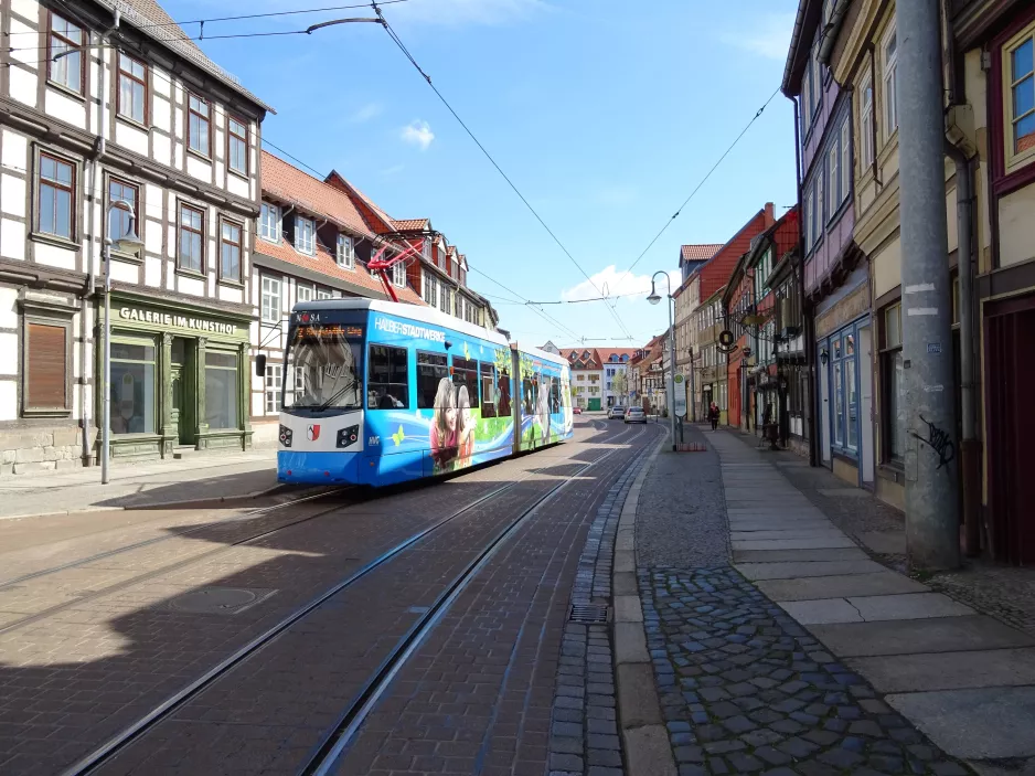 Halberstadt Straßenbahnlinie 2 mit Niederflurgelenkwagen 2 am Voigtei (2017)