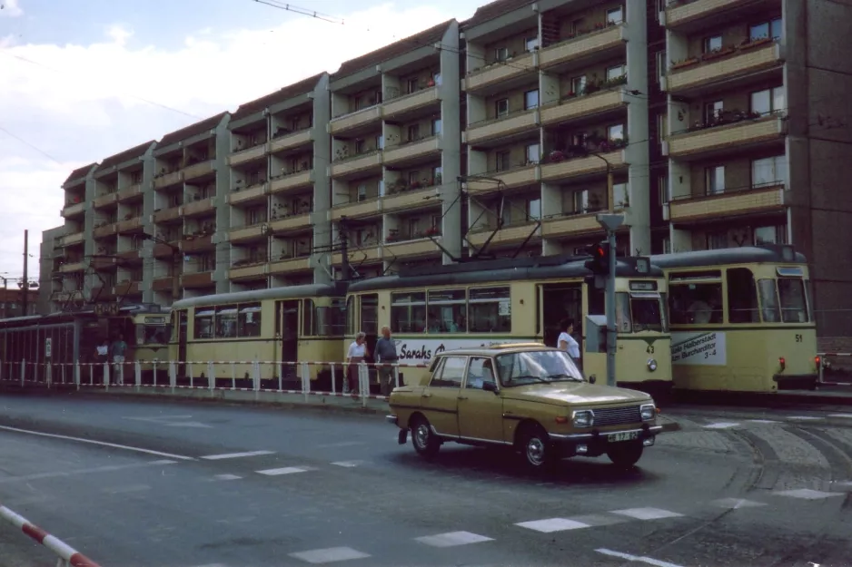 Halberstadt Straßenbahnlinie 2 mit Triebwagen 43 am Haltestelle Holzmarkt (1990)